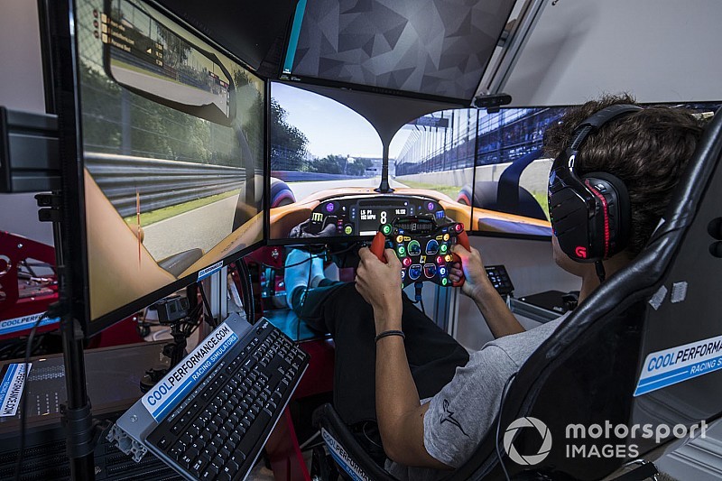 g-performance.gr –Lando Norris pretekársky simulátor iso view