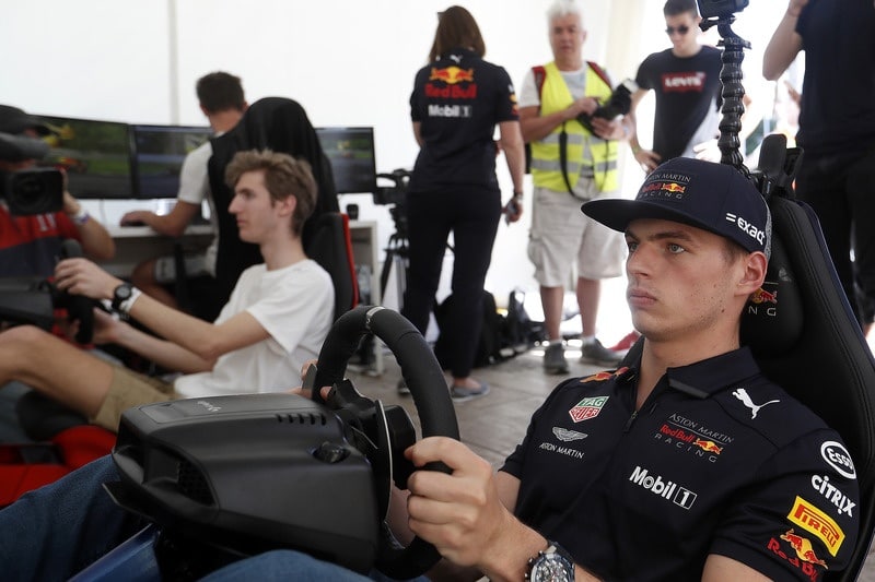 g-performance.gr –Max Verstappen pretekársky simulátor iso view