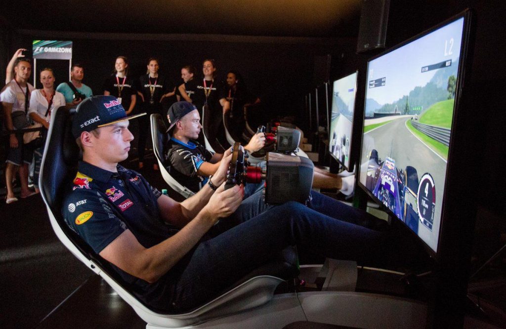 g-performance.gr –Lando Norris Max Verstappen pretekársky simulátor iso view